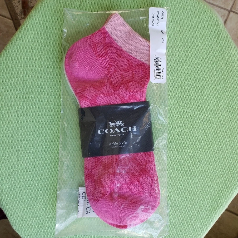 COACH SIGNATURE ANKLE LENGTH SOCKS (PAIR):NWT PINK/CHALK C9136